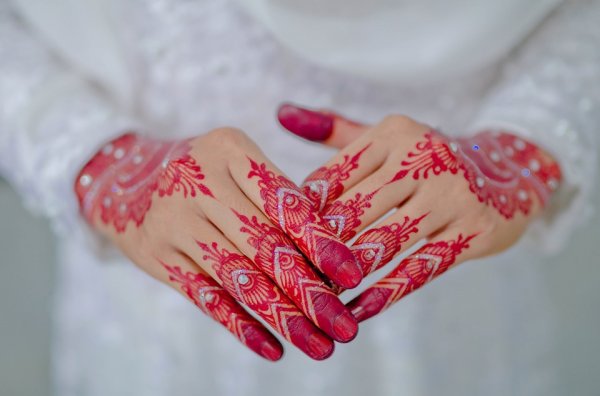 Detail Cara Menghias Henna Di Tangan Nomer 39