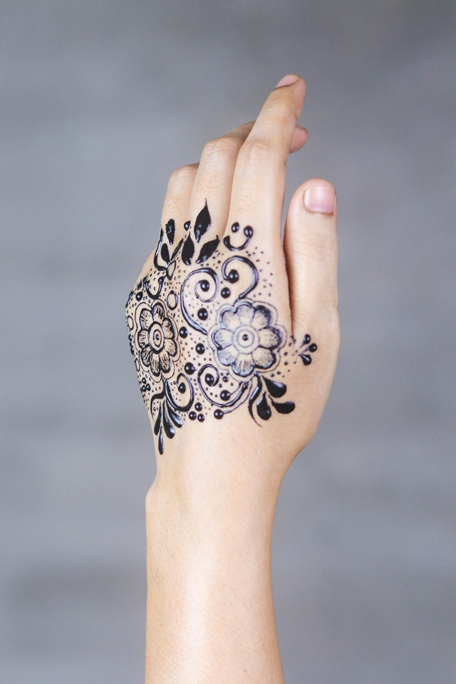 Detail Cara Menghias Henna Di Tangan Nomer 40