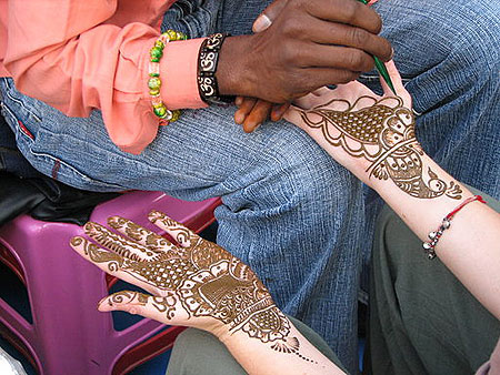 Detail Cara Menghias Henna Di Tangan Nomer 43