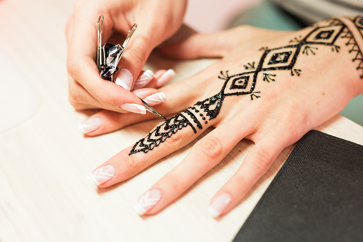 Detail Cara Menghias Henna Di Tangan Nomer 44