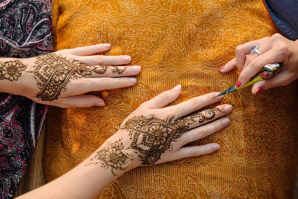 Detail Cara Menghias Henna Di Tangan Nomer 45
