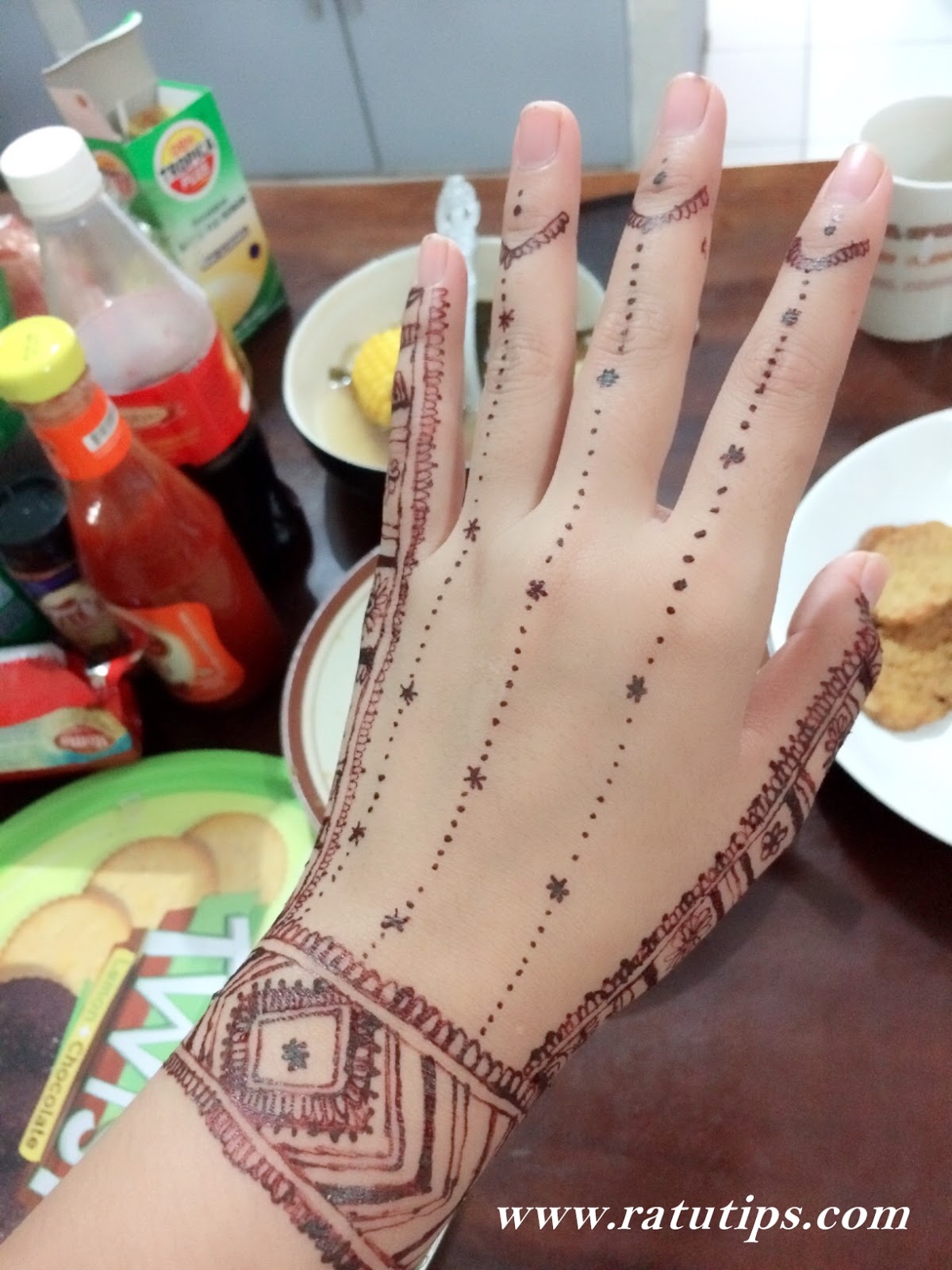 Detail Cara Menghias Henna Di Tangan Nomer 46
