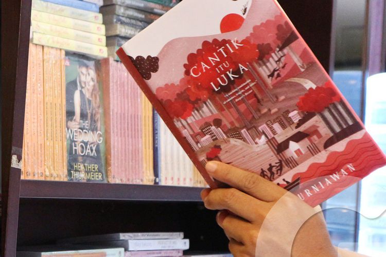 Detail Cover Buku Cantik Itu Luka Nomer 19