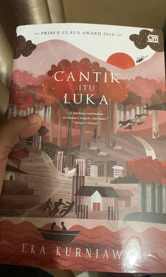 Detail Cover Buku Cantik Itu Luka Nomer 54