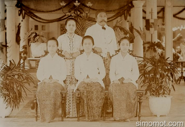 Detail Foto Keluarga Kartini Nomer 14