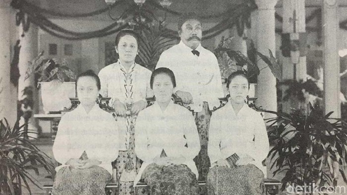 Detail Foto Keluarga Kartini Nomer 17