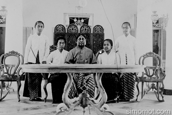 Detail Foto Keluarga Kartini Nomer 5