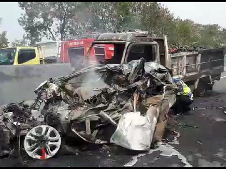 Detail Foto Korban Kecelakaan Tol Cipularang Nomer 11