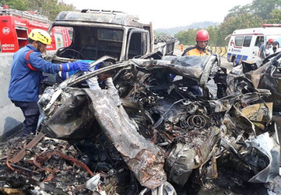 Detail Foto Korban Kecelakaan Tol Cipularang Nomer 12