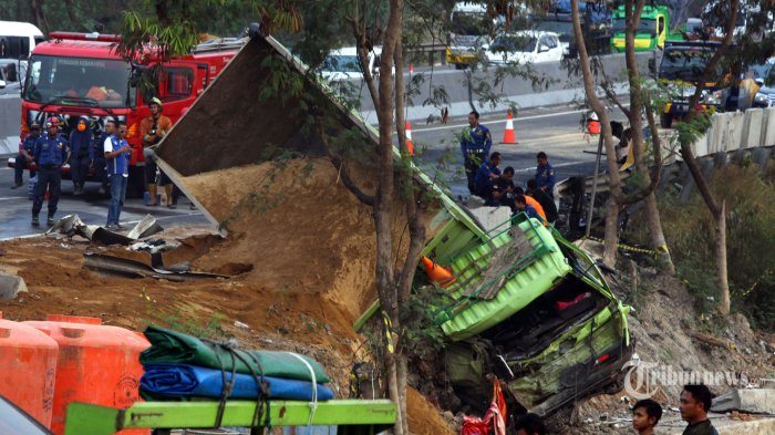 Detail Foto Korban Kecelakaan Tol Cipularang Nomer 15