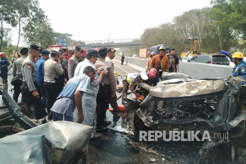 Detail Foto Korban Kecelakaan Tol Cipularang Nomer 16