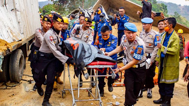 Detail Foto Korban Kecelakaan Tol Cipularang Nomer 18