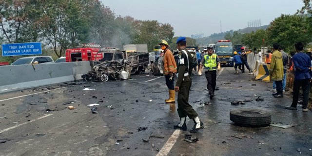 Detail Foto Korban Kecelakaan Tol Cipularang Nomer 25