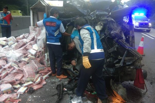 Detail Foto Korban Kecelakaan Tol Cipularang Nomer 26