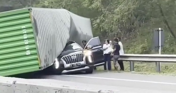 Detail Foto Korban Kecelakaan Tol Cipularang Nomer 38