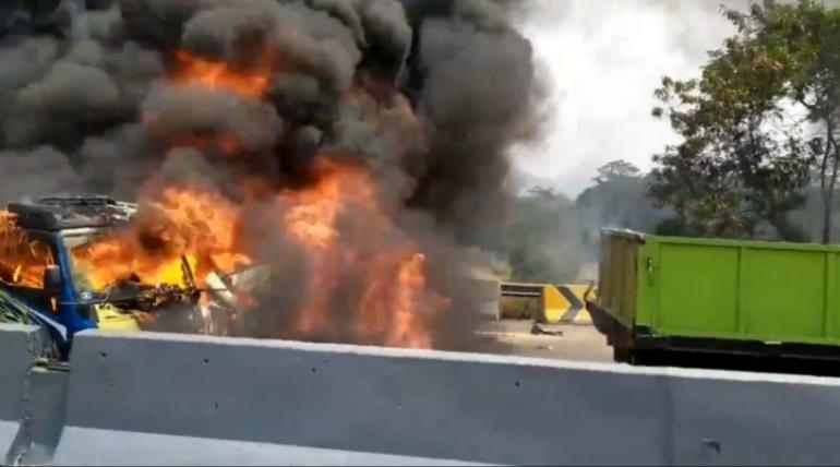 Detail Foto Korban Kecelakaan Tol Cipularang Nomer 41