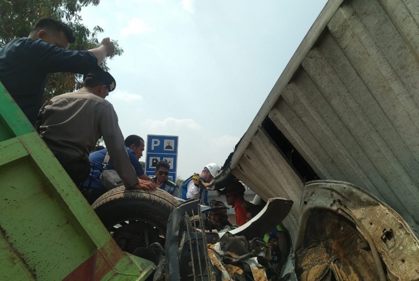 Detail Foto Korban Kecelakaan Tol Cipularang Nomer 46