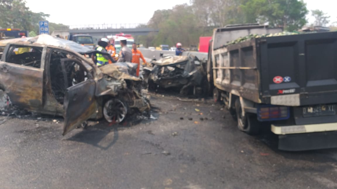 Detail Foto Korban Kecelakaan Tol Cipularang Nomer 47