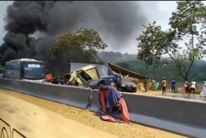 Detail Foto Korban Kecelakaan Tol Cipularang Nomer 8