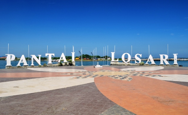 Detail Foto Pantai Losari Makassar Nomer 17