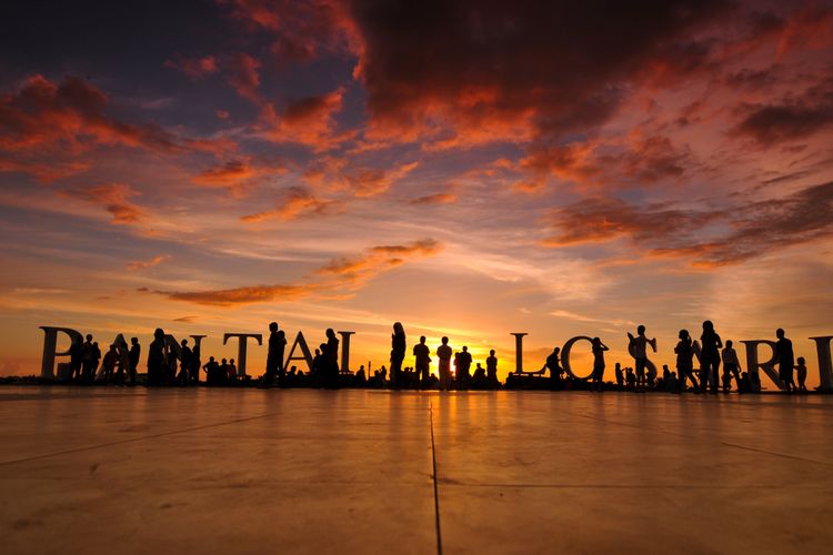 Detail Foto Pantai Losari Makassar Nomer 19