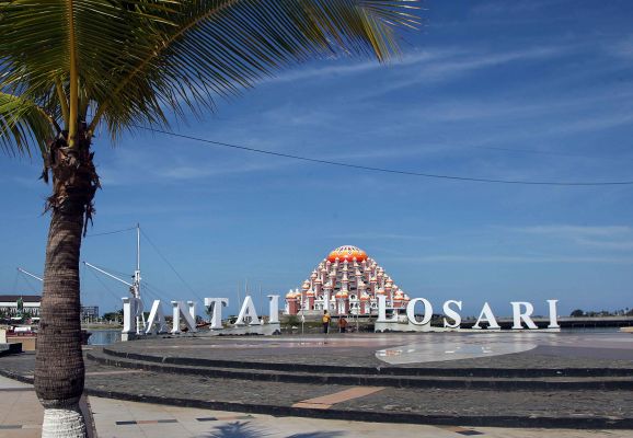 Detail Foto Pantai Losari Makassar Nomer 42