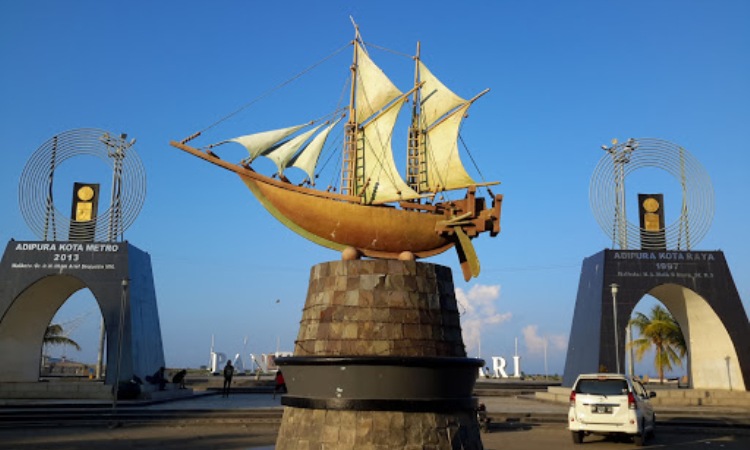 Detail Foto Pantai Losari Makassar Nomer 47