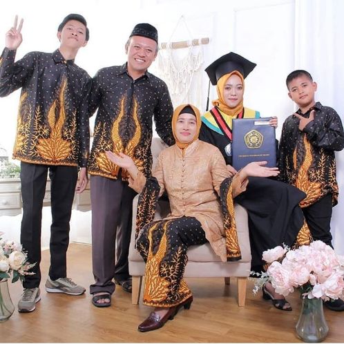 Detail Foto Studio Wisuda Keluarga Nomer 14