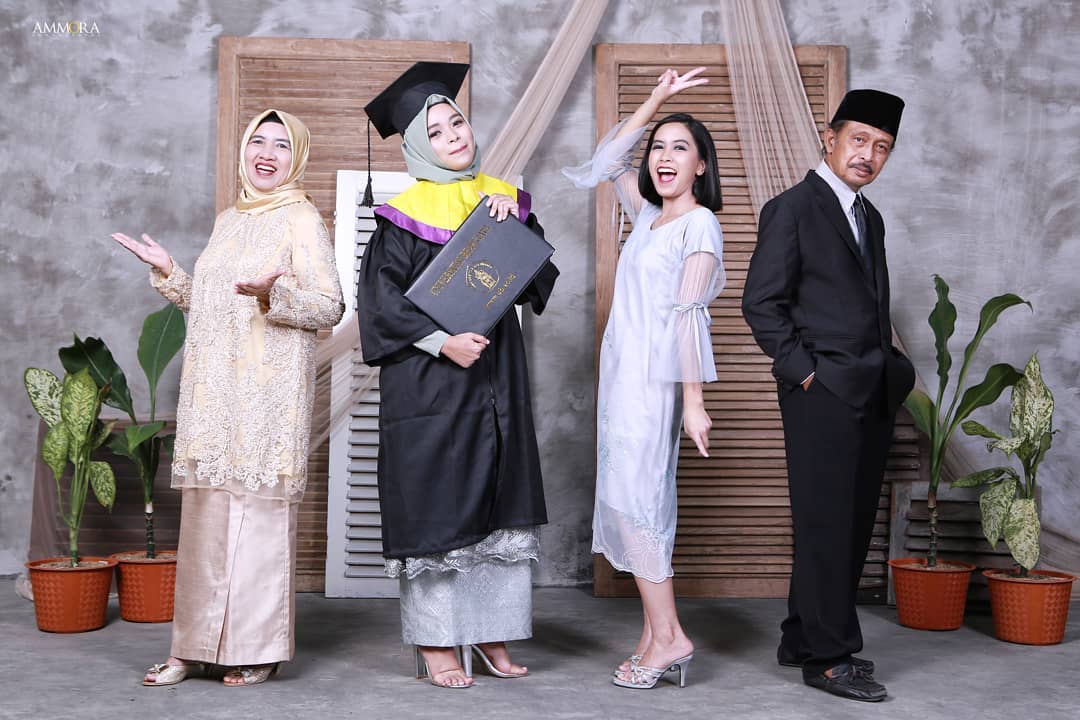 Detail Foto Studio Wisuda Keluarga Nomer 16