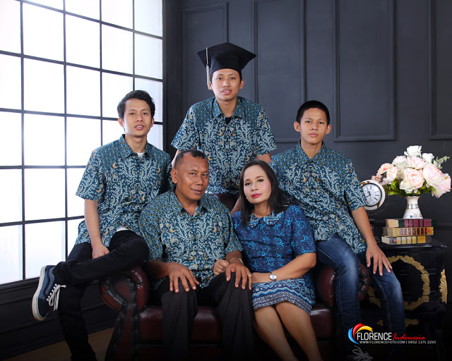 Detail Foto Studio Wisuda Keluarga Nomer 21