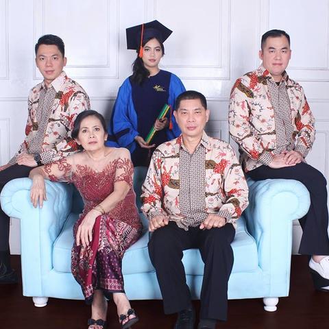 Detail Foto Studio Wisuda Keluarga Nomer 33