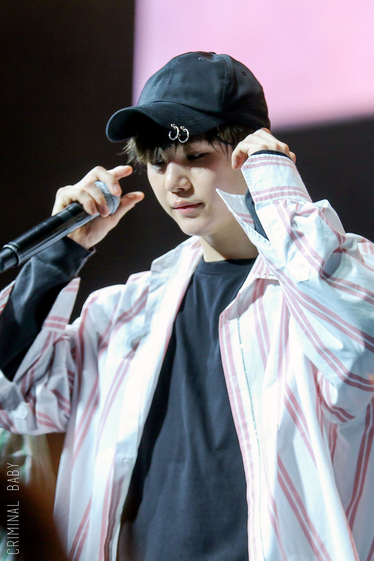 Detail Foto Suga Bts Pakai Topi Nomer 21