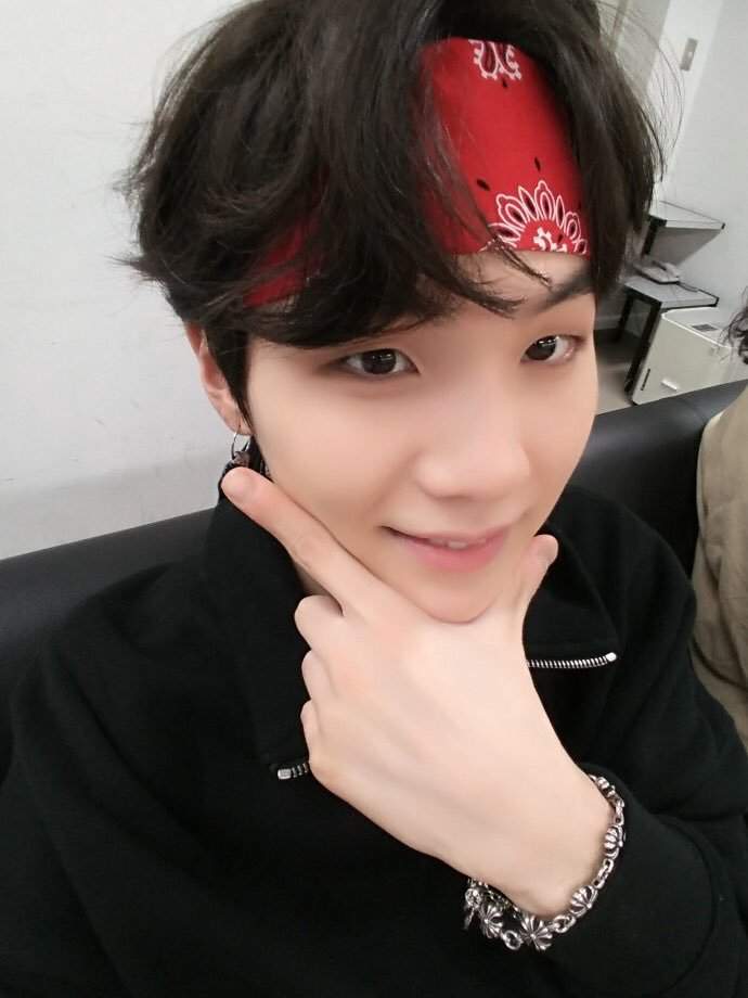 Detail Foto Suga Pakai Headband Nomer 20