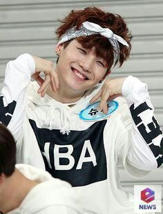 Detail Foto Suga Pakai Headband Nomer 31