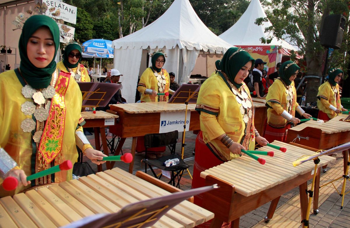 Detail Gambar Alat Musik Tradisional Dan Cara Memainkannya Nomer 17