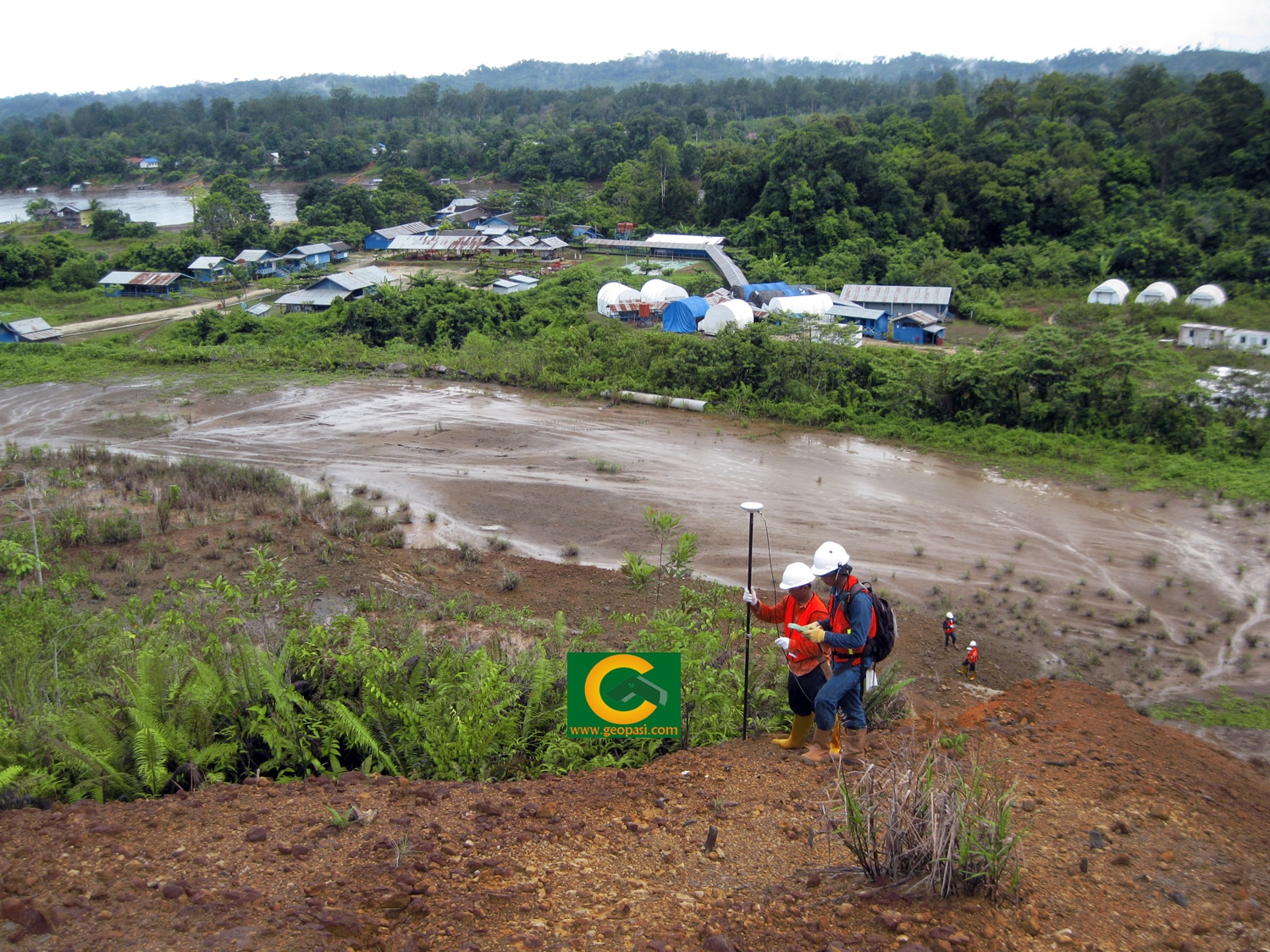 Detail Gambar Alat Survey Di Lapangan In Action Nomer 2