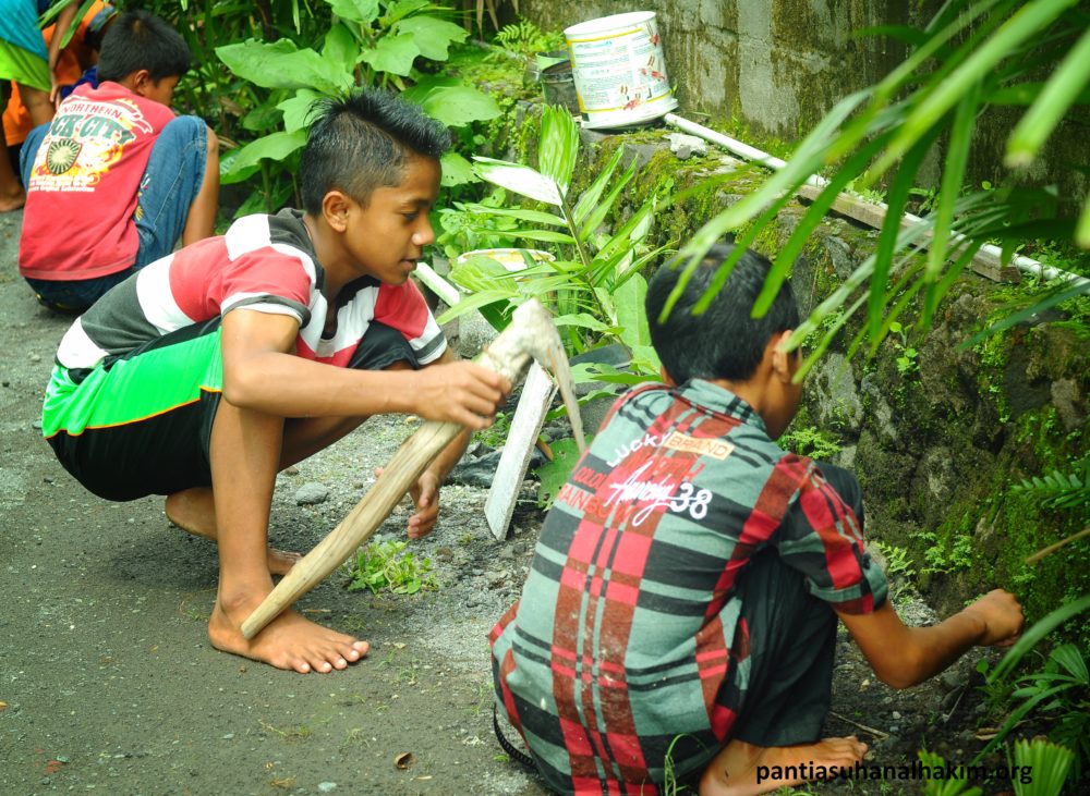 Detail Gambar Anak Melakukan Kerja Bakti Di Sekolah Untuk Pembelajaran Tk Nomer 10