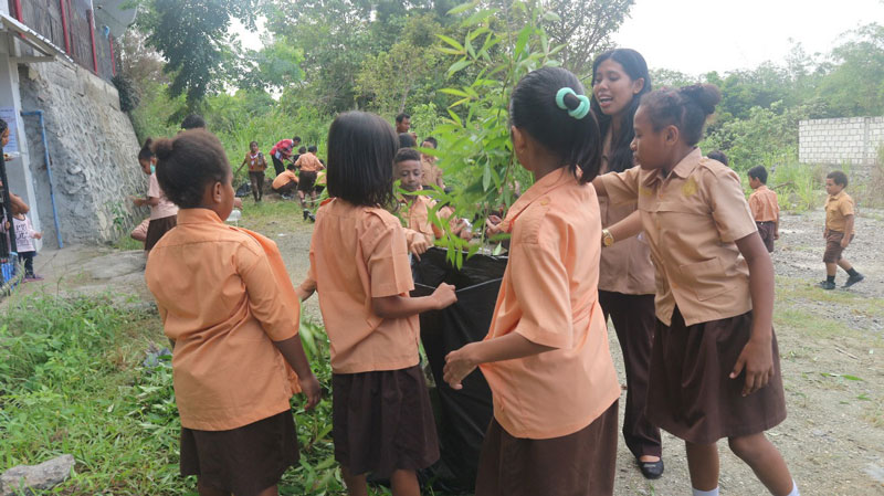 Detail Gambar Anak Melakukan Kerja Bakti Di Sekolah Untuk Pembelajaran Tk Nomer 15