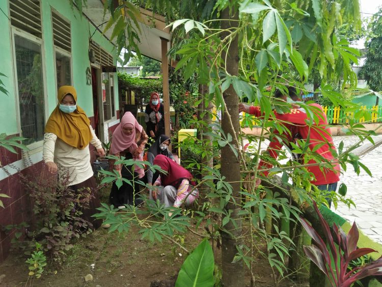 Detail Gambar Anak Melakukan Kerja Bakti Di Sekolah Untuk Pembelajaran Tk Nomer 22