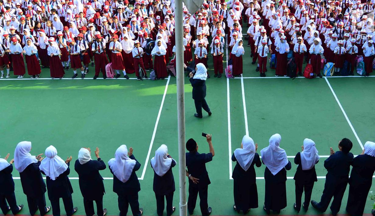 Gambar Anak Sd Berkumpul Di Lapangan Sekolah - KibrisPDR