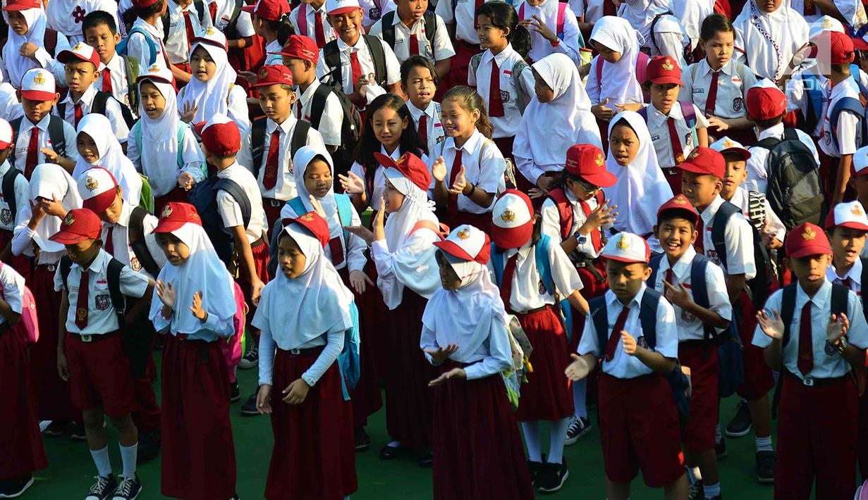 Download Gambar Anak Sd Berkumpul Di Lapangan Sekolah Nomer 2