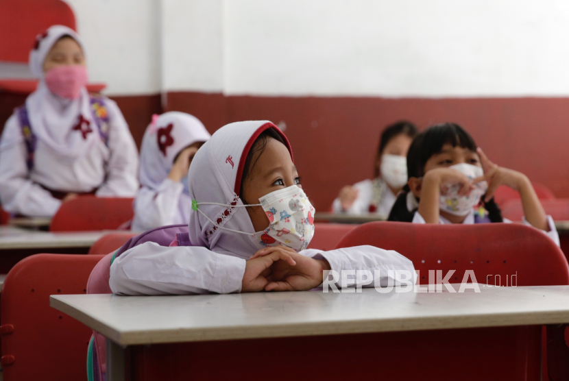 Detail Gambar Anak Sd Berkumpul Di Lapangan Sekolah Nomer 13