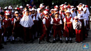 Detail Gambar Anak Sd Berkumpul Di Lapangan Sekolah Nomer 16