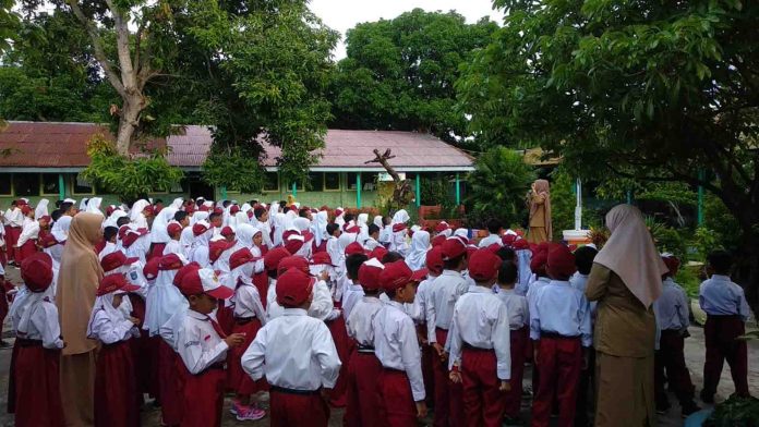 Download Gambar Anak Sd Berkumpul Di Lapangan Sekolah Nomer 19