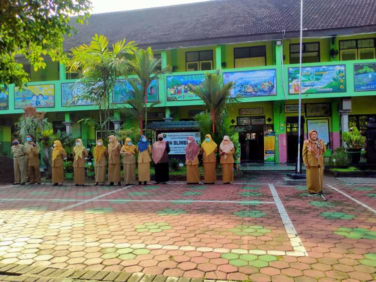 Detail Gambar Anak Sd Berkumpul Di Lapangan Sekolah Nomer 23