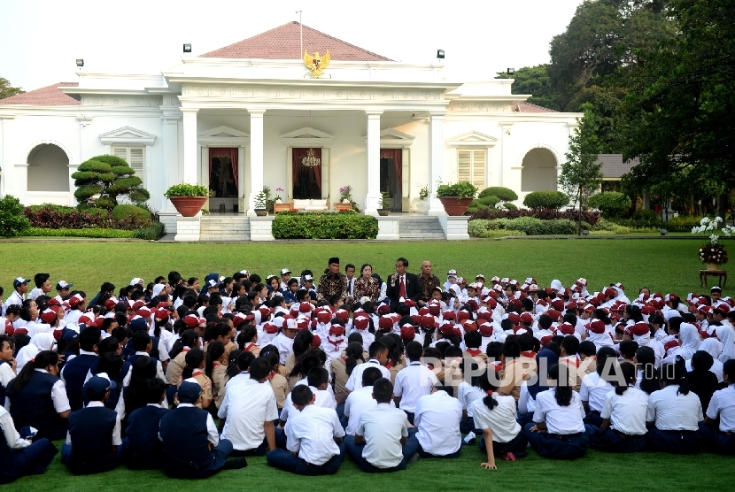 Detail Gambar Anak Sd Berkumpul Di Lapangan Sekolah Nomer 29