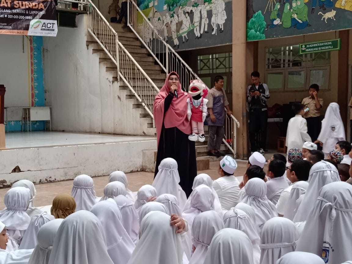 Download Gambar Anak Sd Berkumpul Di Lapangan Sekolah Nomer 32