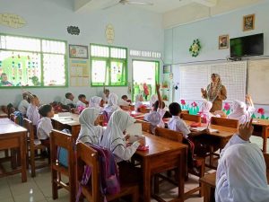 Detail Gambar Anak Sd Berkumpul Di Lapangan Sekolah Nomer 35