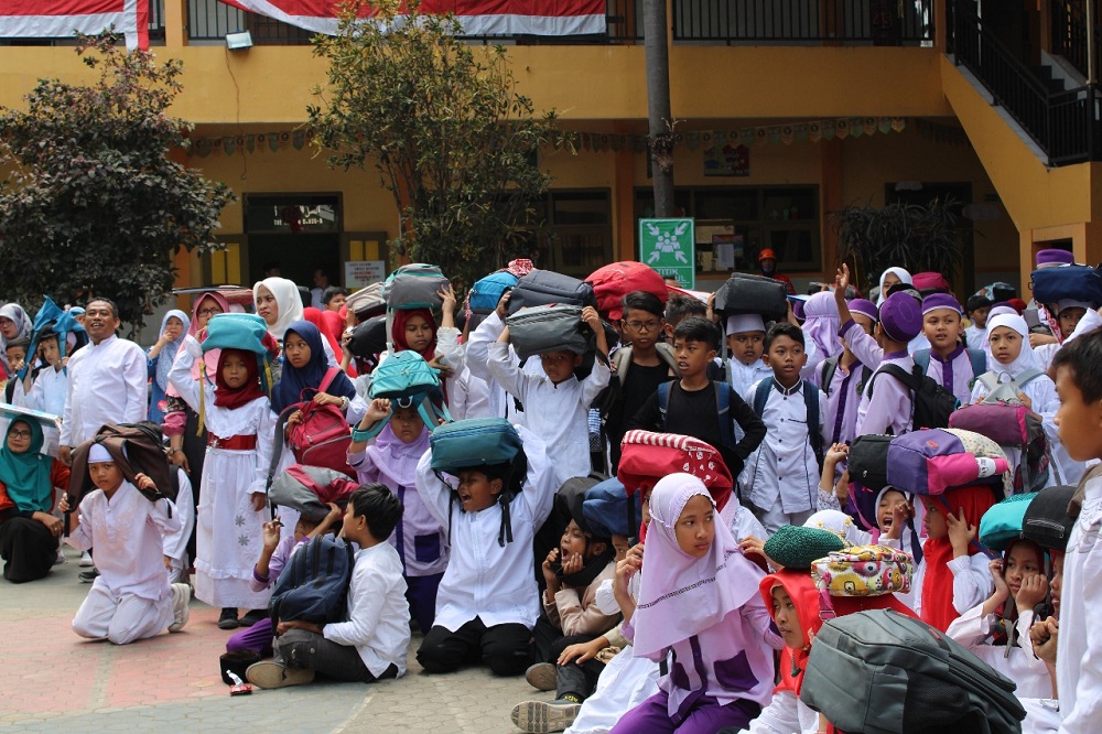 Detail Gambar Anak Sd Berkumpul Di Lapangan Sekolah Nomer 6