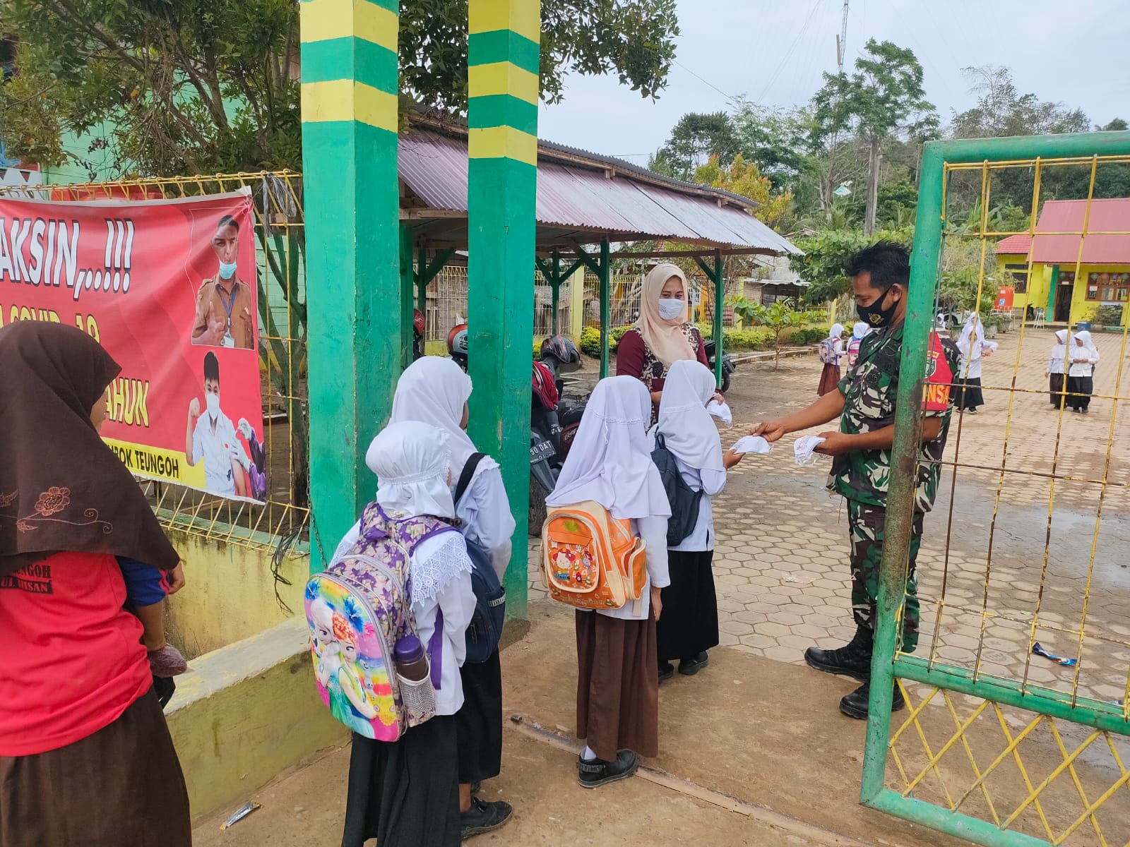 Detail Gambar Anak Sd Di Lapangan Sekolah Nomer 38